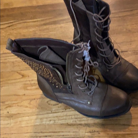 Boots - Picture 5 of 5